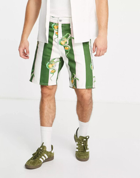 Jack & Jones Premium – Jeansshorts mit Streifen in Grün und Schlangenprint