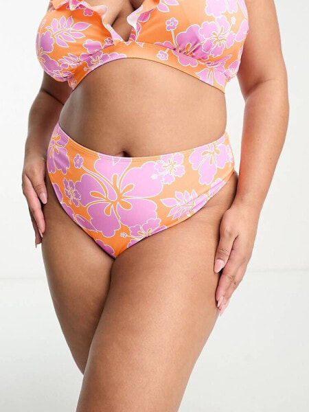 Simply Be – 2er-Pack Bikinihosen in Orange und mit rosa Blumenmuster mit Rüschendetail