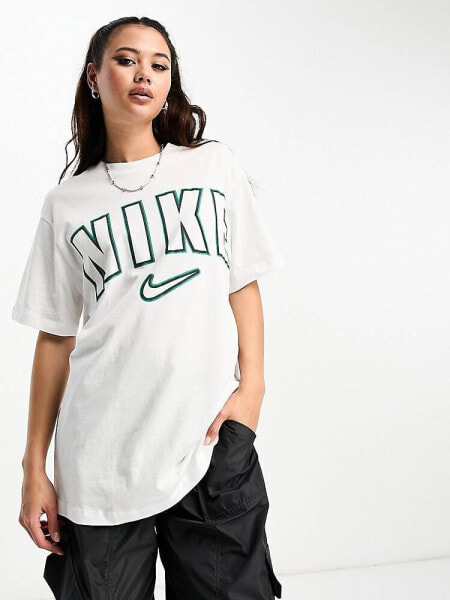 Nike – Boyfriend-T-Shirt in Weiß im College-Design