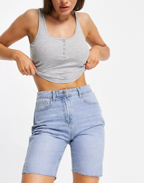 Parisian – Längere Jeansshorts in Hellblau mit unversäubertem Saum