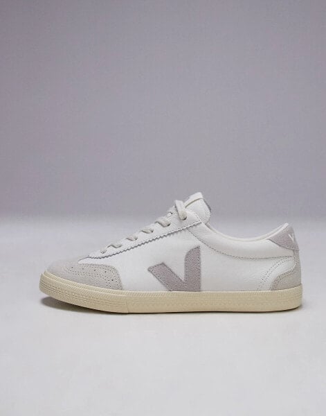 VEJA Volley trainer in white