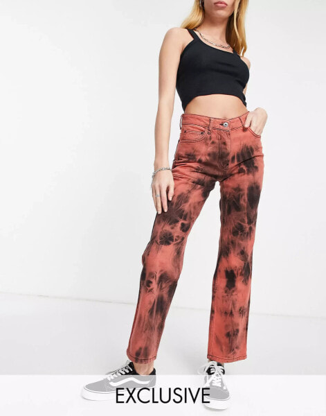 COLLUSION – x005 – Jeans in roter Batik-Waschung mit mittelhohem Bund und geradem Schnitt