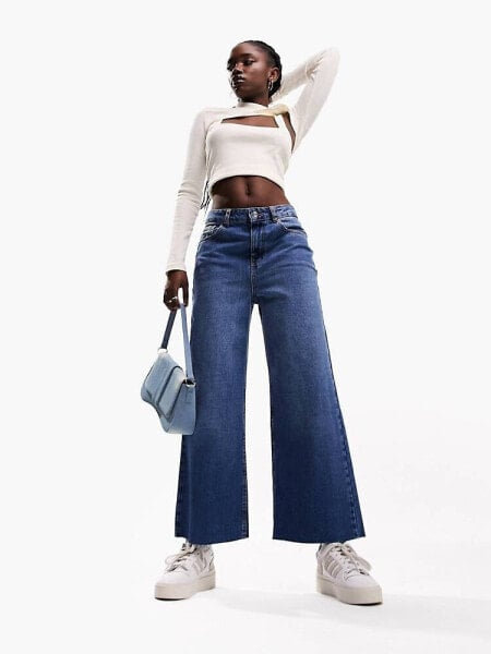 ASOS DESIGN – Kurz geschnittene Jeans in Mittelblau mit weitem Bein