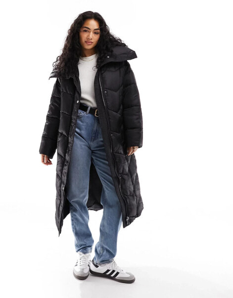 River Island – Steppjacke in Schwarz mit Einsätzen