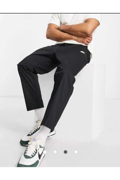 Брюки спортивные Nike Sport Essentials черные, с коротким прямым кроем.