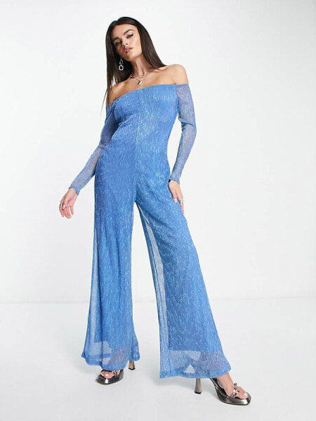 Amy Lynn – Odette – Plissierter Jumpsuit in glitzerndem Blau mit Carmen-Ausschnitt und weitem Bein