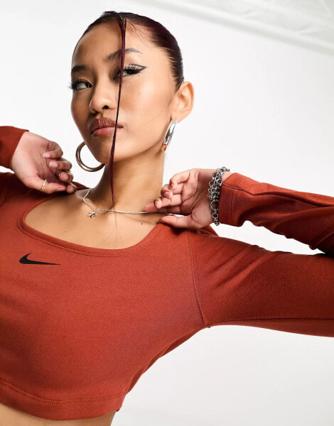 Nike – Dance – Langärmliges Oberteil in Rugged-Orange mit kurzem Schnitt