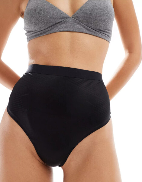 Spanx – Thinstincts 2.0 – Leichter, figurformender Tanga in Schwarz