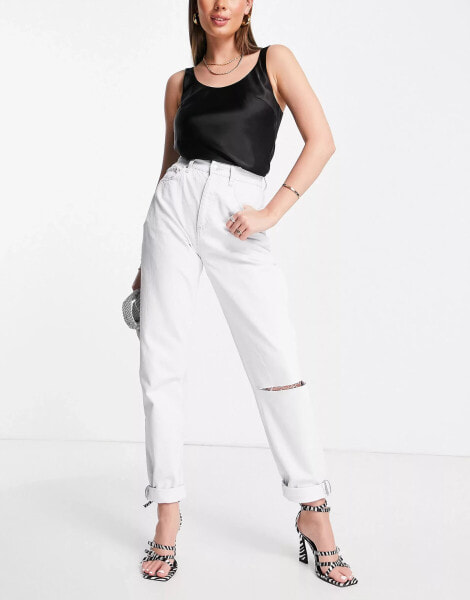 ASOS DESIGN – Mom-Jeans in heller Waschung mit Knieriss