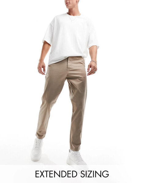 ASOS DESIGN – Schmal zulaufende Chinos in Stone