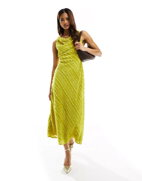 ASOS Design – Flauschiges, ärmelloses Midikleid in Chartreuse mit Schrägschnitt und Streifen