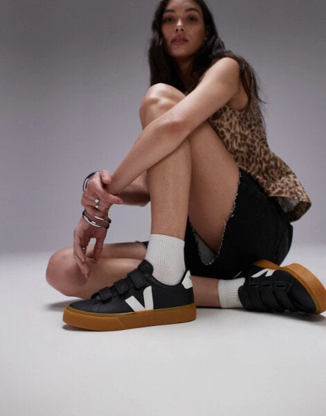 VEJA Recife trainer in black with gum sole