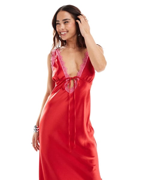 Miss Selfridge – Maxikleid aus Satin in Rot mit Spitzenbesatz