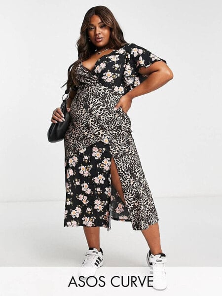 ASOS DESIGN Curve – Mittellanges Freizeit-Wickelkleid in Knitteroptik mit Leoparden- und Blümchenmuster