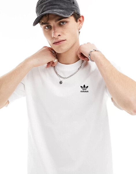 adidas Originals Essential t-shirt in white