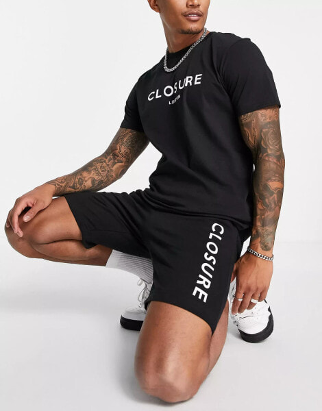 Closure – Shorts in Schwarz mit Logoprint, Kombiteil