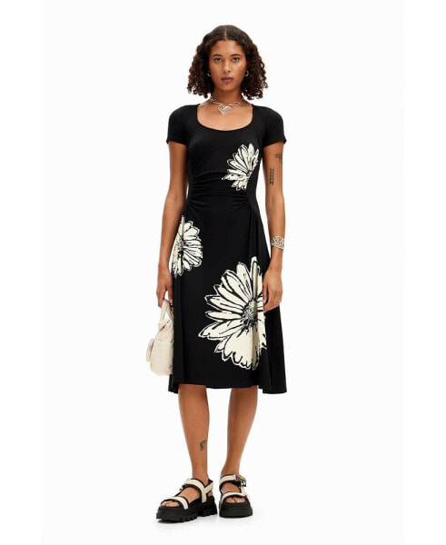 Women's Short-sleeved midi dress with neckline and daisies.