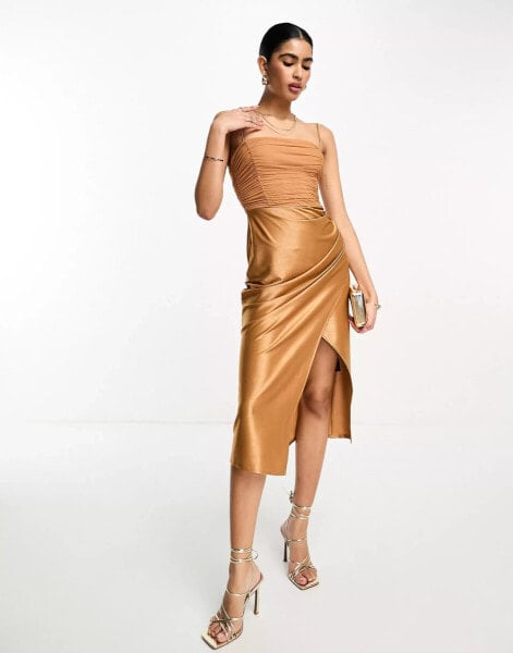 ASOS DESIGN – Goldfarbenes, drapiertes Satin-Midikleid mit Raffung aus Netzstoff