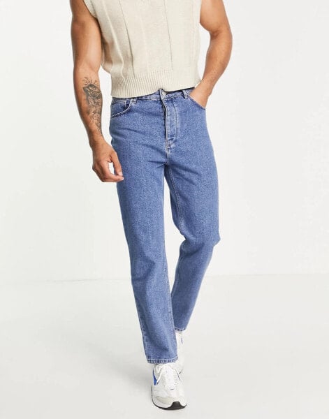 ASOS DESIGN – Dad-Jeans in verwaschenem Mittelblau