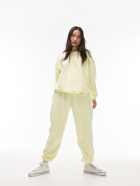 Topshop – East Mercer – Bestickte Oversize-Jogginghose in Gelb mit Bündchen und Vintage-Waschung, Kombiteil