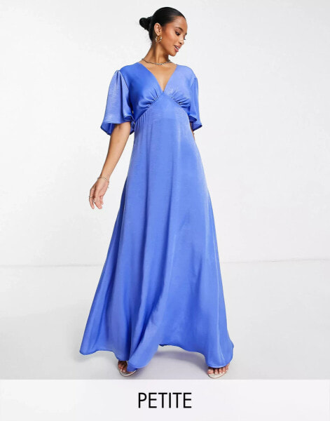 Flounce London Petite – Satin-Maxikleid in Blau mit Fledermausärmeln und tiefem Ausschnitt