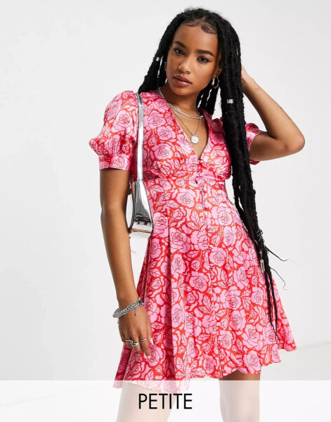 Topshop Petite – Kurzes Freizeitkleid in Rosa mit Knopfleiste, Rosenmuster und V-Ausschnitt