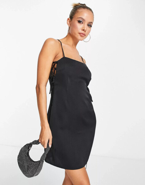 Lola May – Kurzes Camisole-Kleid aus Satin in Schwarz mit geschnürten Seiten