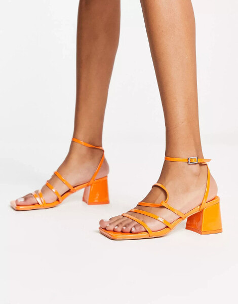 Public Desire – Dayla – Exklusive Sandalen aus Lackleder in Apricot mit mittelhohem Absatz