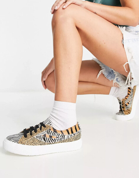 Superga – 2953 Swallow Tail – Sneaker in Weiß mit Animal-Print