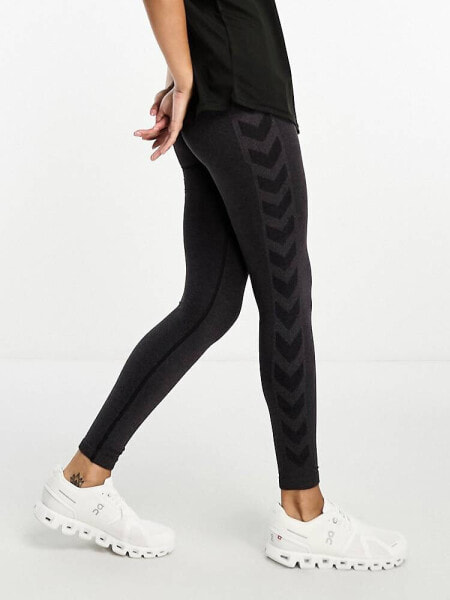 Hummel – Nahtlose Leggings in Schwarz mit geraffter Rückseite