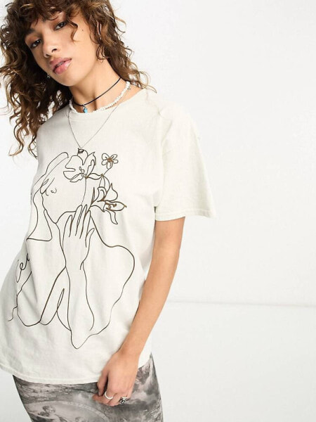 Reclaimed Vintage – T-Shirt in Ecru mit Rosen-Gesicht-Skizzenprint