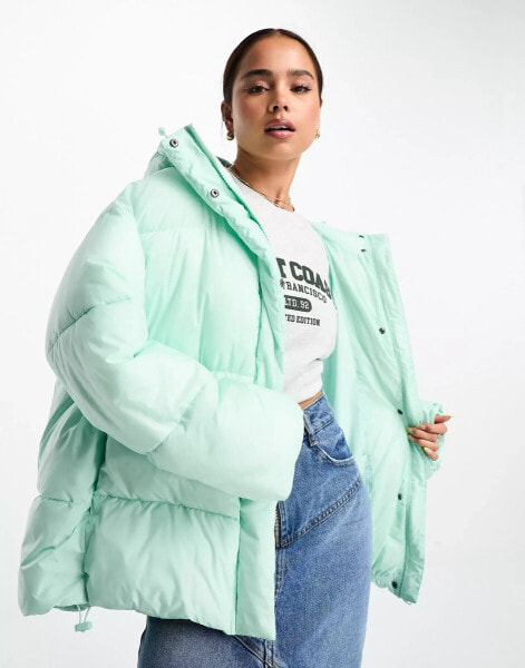 Monki – Steppjacke in Khaki mit Kapuze