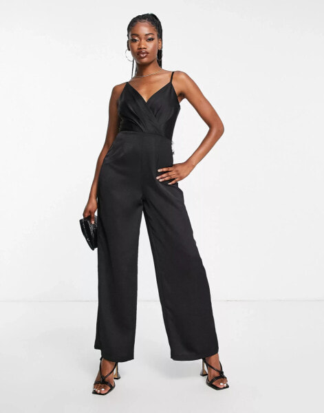 Little Mistress – Satin-Jumpsuit in Schwarz mit weitem Bein und Riemchen