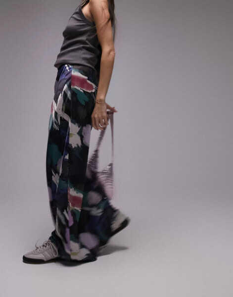 Topshop – Asymmetrischer Satin-Maxirock im 80er-Stil mit buntem Graffiti-Muster