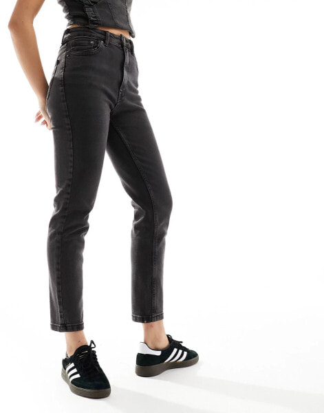 Stradivarius – Schmal geschnittene Mom-Jeans mit Stretchanteil in Schwarz