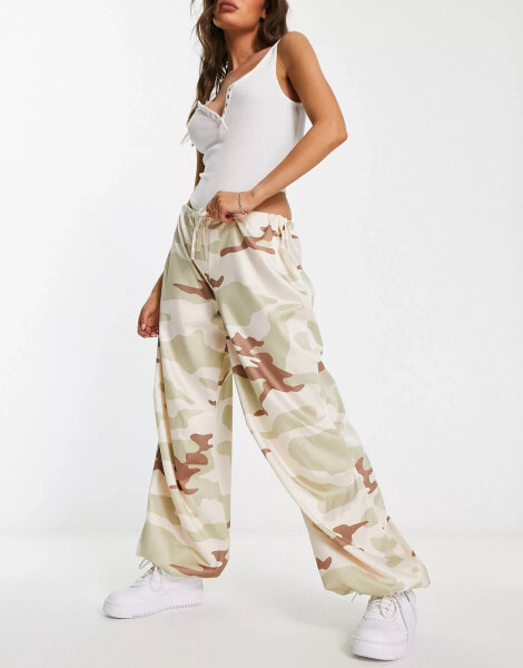 ASOS DESIGN – Fallschirmhose aus Satin mit Military-Muster