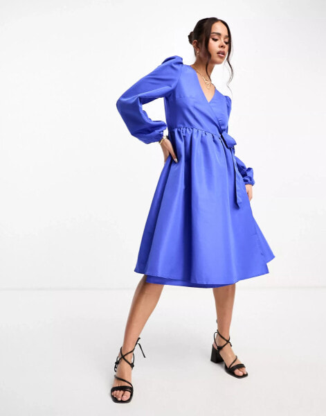 Monki – Midi-Wickelkleid in Blau