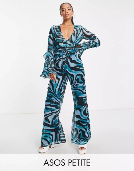 ASOS DESIGN Petite – Jumpsuit mit tiefem V-Ausschnitt, Rüschenärmeln und Tierfellmuster