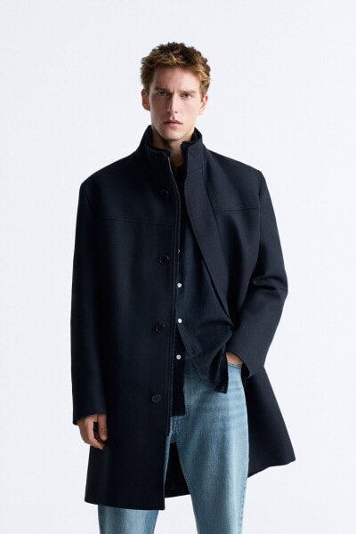 Coat with detachable collar