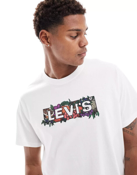 Levi's – Locker geschnittenes T-Shirt in Weiß mit eckigem Früchte-Logo