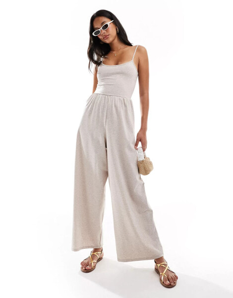 ASOS DESIGN – Jumpsuit in Hellbeige mit Riemchenträgern, weitem Bein und U-Ausschnitt