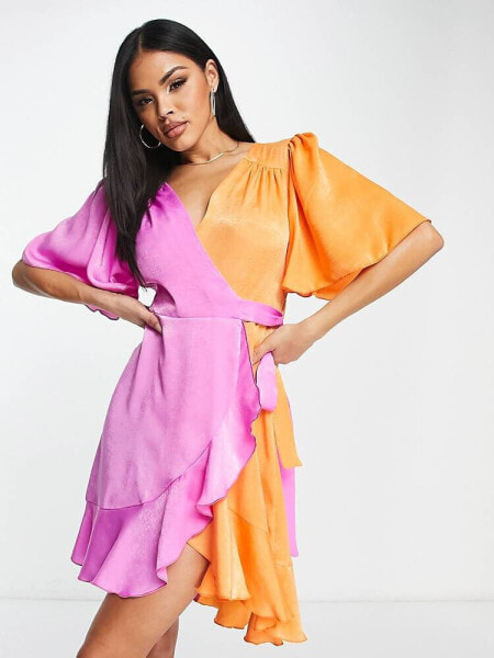 Flounce London – Satin-Minikleid in kontrastierendem Rosa und Orange mit Flatterärmeln und Rüschen