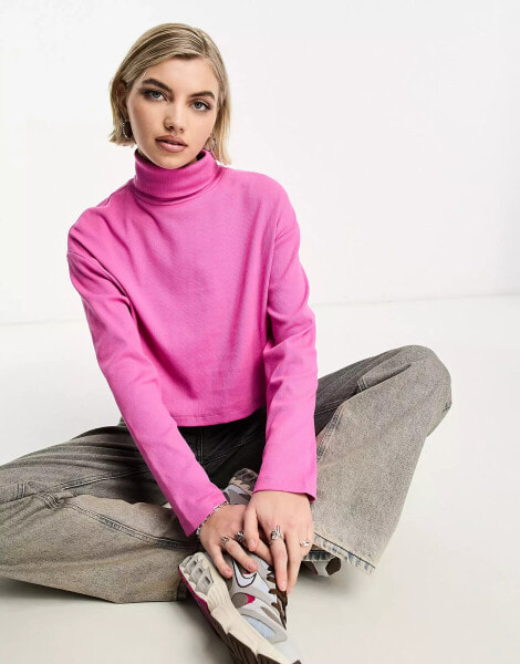 COLLUSION – Kastiger, gerippter Rollkragenpullover in Rosa