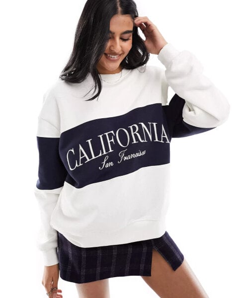 Pull&Bear – Gestreiftes Sweatshirt in Weiß mit „California“-Stickerei