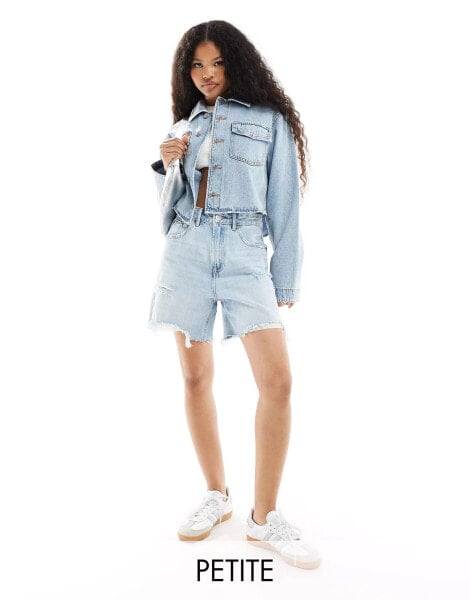 Stradivarius Petite – Dad-Jeansshorts in Hellblau mit Rissen