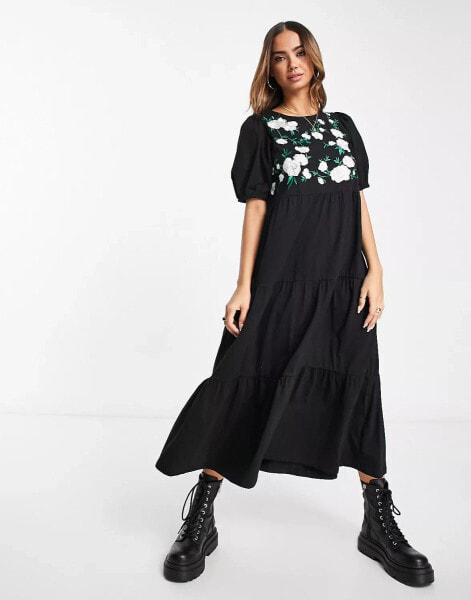 ASOS DESIGN – Gestuftes Midikleid mit Puffärmeln und Blumenstickerei