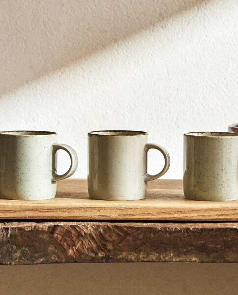 Porcelain mug with antique finish rim