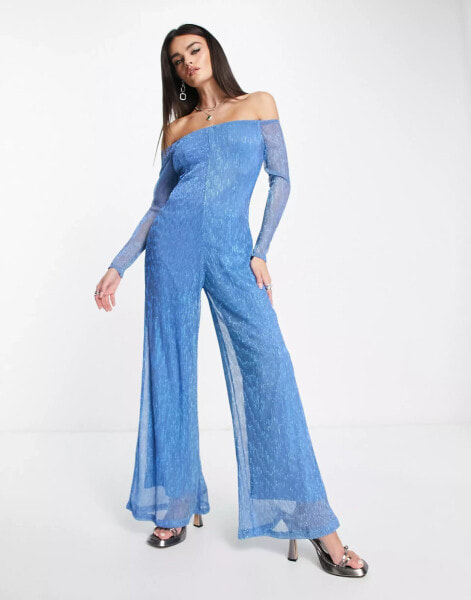 Amy Lynn – Odette – Plissierter Jumpsuit in glitzerndem Blau mit Carmen-Ausschnitt und weitem Bein