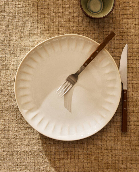 Stoneware dinner plate with raised design