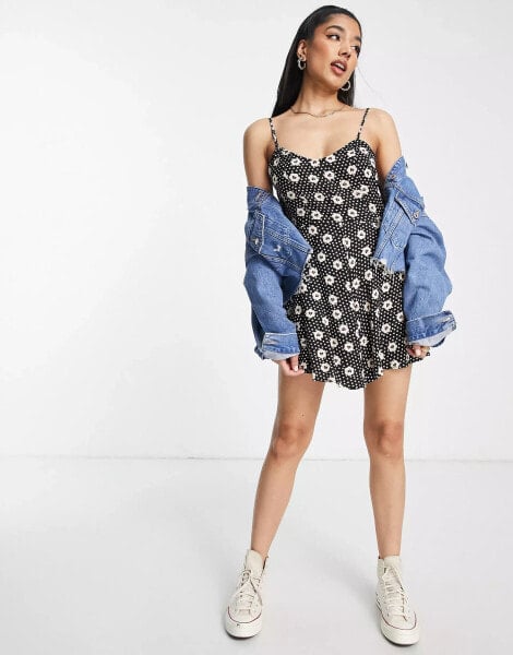 Miss Selfridge – Playsuit mit Riemchenträgern mit Herz-Gänseblümchendruck in Schwarz-Weiß